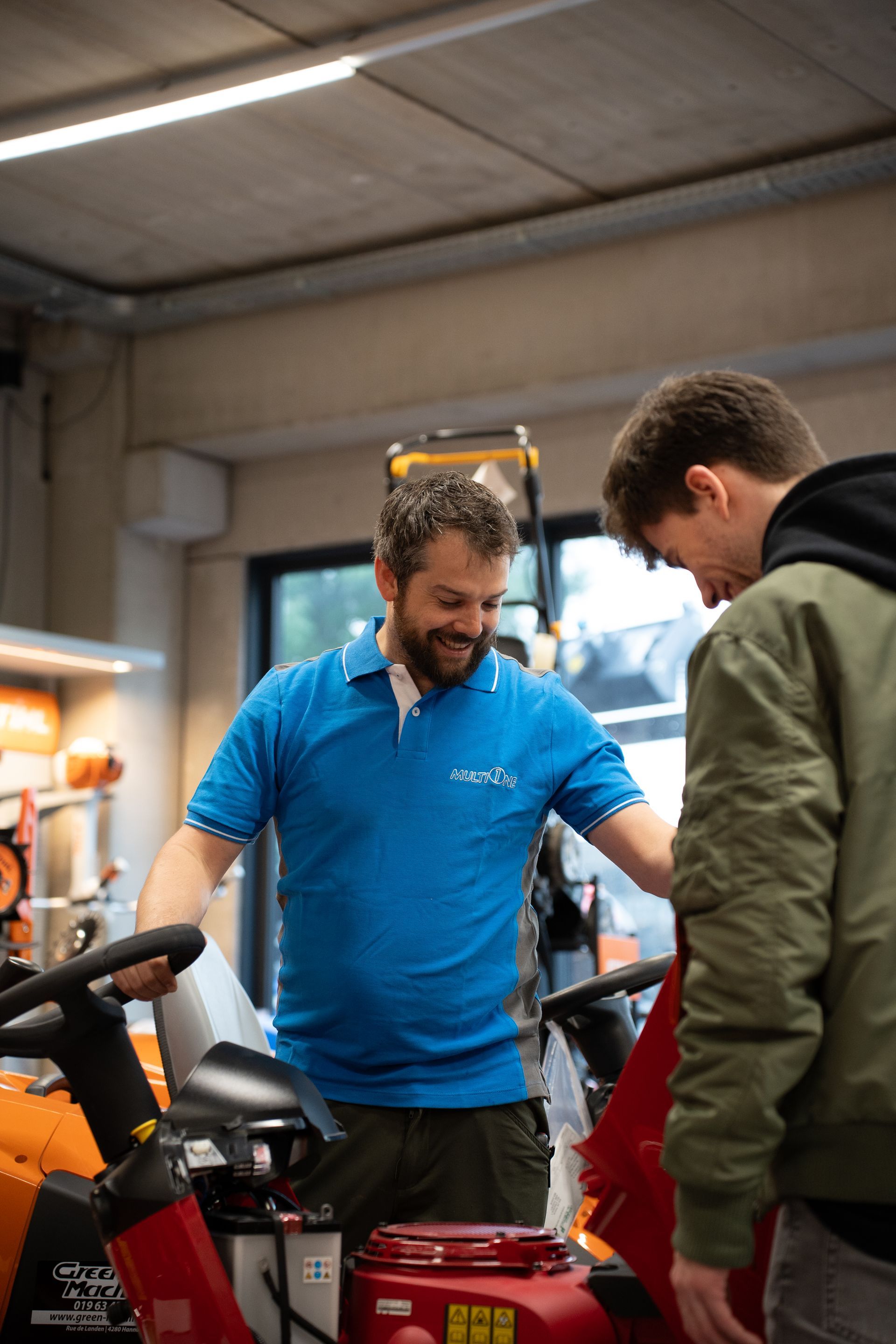 Robotmaaier en tuinmateriaal in de winkel